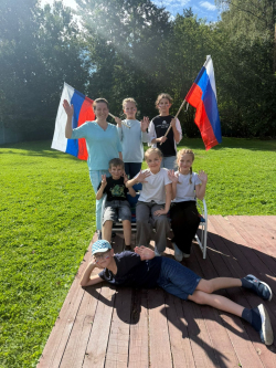 На загородной даче отмечают день Государственного флага!