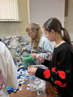 Волонтеры школы 619 в сортировочном центре 